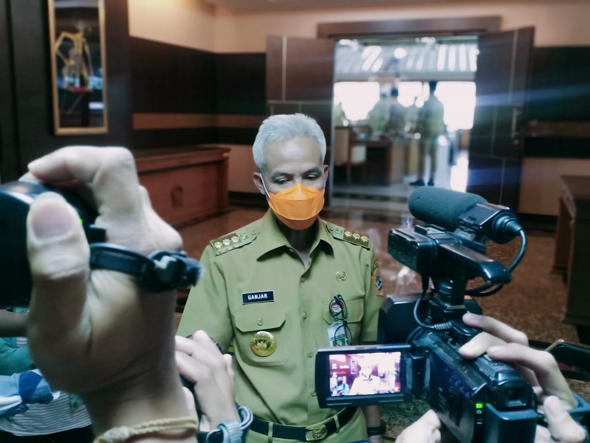 Gubernur Jawa Tengah Ganjar Pranowo saat memberikan keterangan kepada awak media. Dia mengimbau kepada Satpol PP untuk mengutamakan tindakan persuasif dalam penegakan aturan PPKM Darurat. REZANDA AKBAR D/Lingkar.co