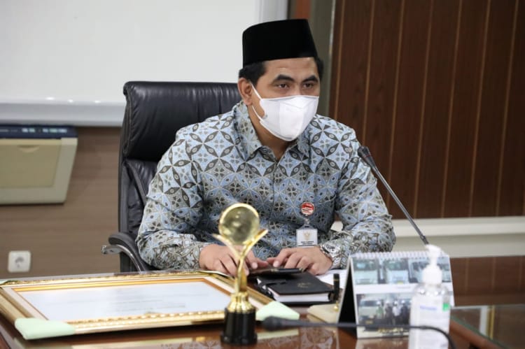 Wakil Gubernur Jawa Tengah, Taj Yasin Maimoen (Gus Yasin), Dia mengimbau kepada masyarakat untuk tidak ciptakan kerumunan saat pengambilan bansos PKH. FOTO: Humas/Lingkar.co