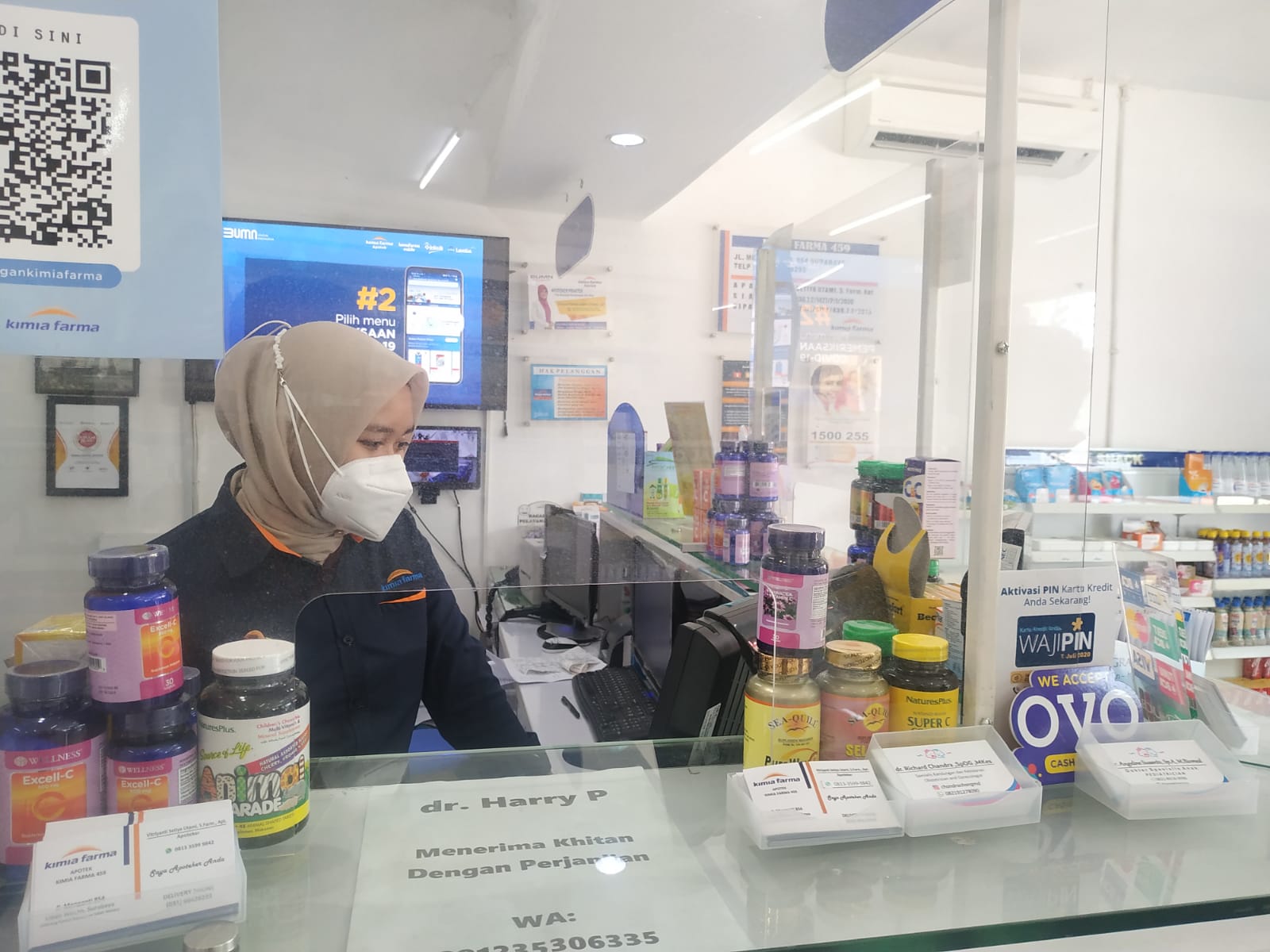 Petugas Apotek Kimia Farma, Jalan Raya Menganti, Lidah Wetan, Surabaya, Senin (27/7/2021). Obat terapi Covid-19 di apotek ini kosong. FOTO: Dimas Tri Pamungkas/Lingkar.co