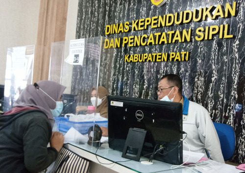 ILUSTRASI: Masyarakat Kabupaten Pati sedang melakukan permohonan berkas kependudukan pada Kantor Disdukcapil Pati. (IBNU MUNTAHA/LINGKAR.CO)