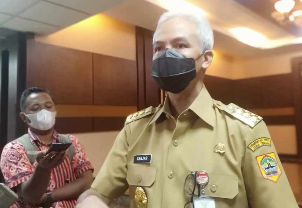 SEBUT: Gubernur Jawa Tengah, Ganjar Pranowo, menemui wartawan usai memimpin rapat penanganan Covid-19 di kantornya, Senin (9/8/2021). (REZANDA AKBAR D/LINGKAR.CO)