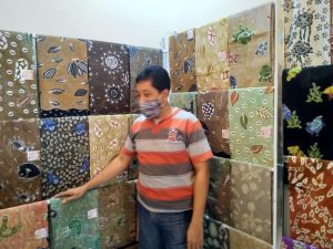 Kembangkan Batik, Dari Batik Kap Lampu Beralih ke Batik Baju