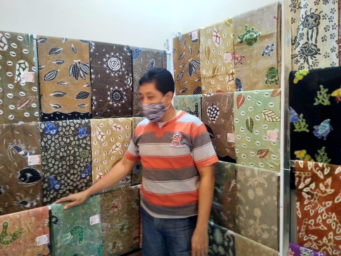 KEMBANGKAN: Lilik Teguh Prasetya, pengrajin batik khas Kabupaten Pati. (ISTIMEWA/LINGKAR.CO)