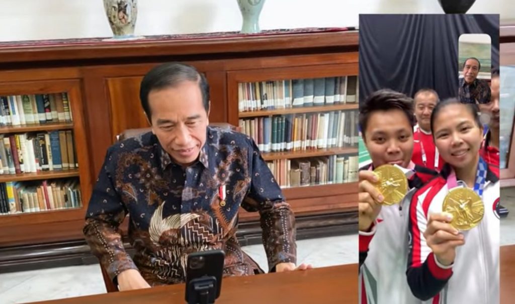 VIRTUAL: Presiden RI Joko Widodo (Jokowi), saat melakukan video call Greysia Polii/Apriyani Rahayu, Senin (2/8/2021). (ISTIMEWA/LINGKAR.CO)