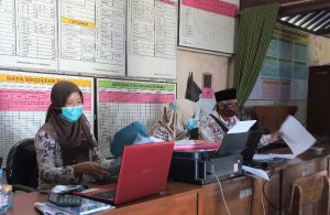 Ada Aplikasi, Warga Masih Wakilkan Pengurusan Layanan Kependudukan