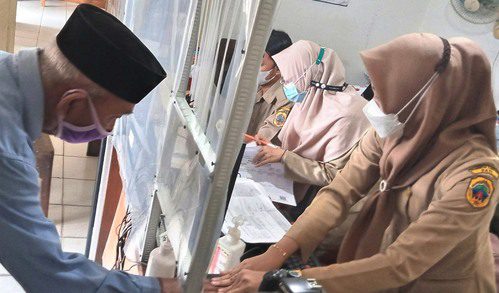 TEMPEL: Masyarakat Kabupaten Pati, sedang melakukan perekaman KTP elektronik pada kantor kecamatan. (IBNU MUNTAHA/LINGKAR.CO)