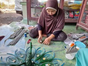 Sulap Limbah Rumah Tangga Jadi Kerajinan Bernilai