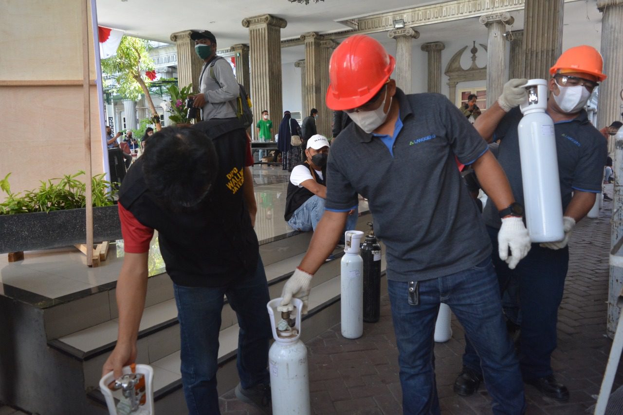 PT Langgeng Gas Nyata dan Walubi Jateng bekerjasama dengan Pemkot Semarang salurkan oksigen medis gratis untuk warga Semarang, Jumat (6/8/2021). FOTO: Dinda Rahmasari Tunggal Sukma/Lingkar.co