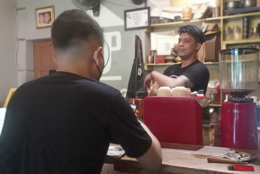 Zeric Antamal, Barista sekaligus Pemilik dari Zezee Coffee House Semarang. REZANDA AKBAR D/LINGKAR.CO