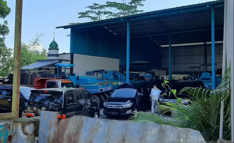 Tim penyidik KPK menggeledah pabrik pengolahan aspal di Desa Penaruban, Kecamatan Kaligondang, Kabupaten Purbalingga, Rabu (11/8/2021), terkait kasus dugaan korupsi proyek pengadaan dan penerimaan gratifikasi Dinas PUPR Banjarnegara, tahun 2017-2018. FOTO: ANTARA/Lingkar.co