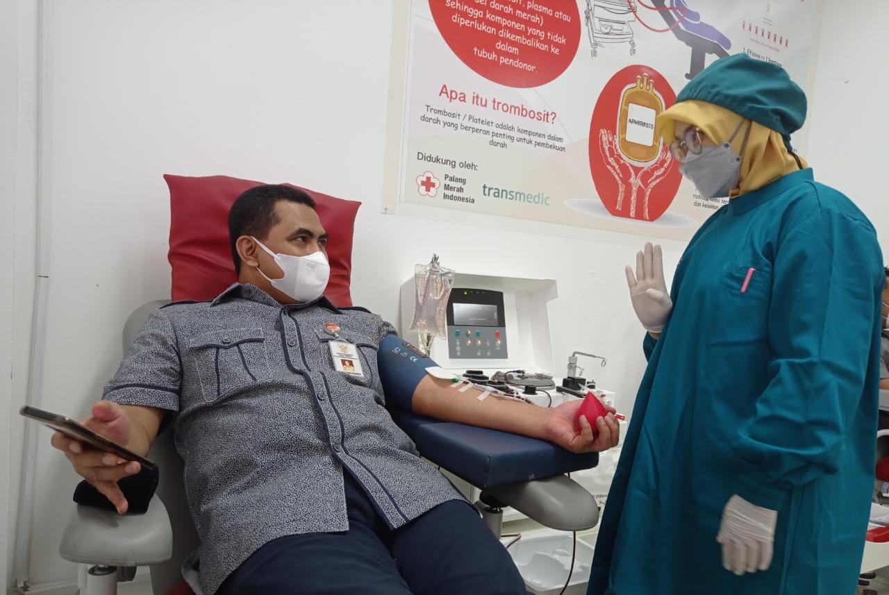 Wakil Gubernur Jateng, Taj Yasin Maimoen, saat melakukan donor darah plasma konvalesen untuk ketiga kalinya, di UDD PMI Kota Semarang, Jumat (13/8/2021). FOTO: Dok. Humas/Lingkar.co