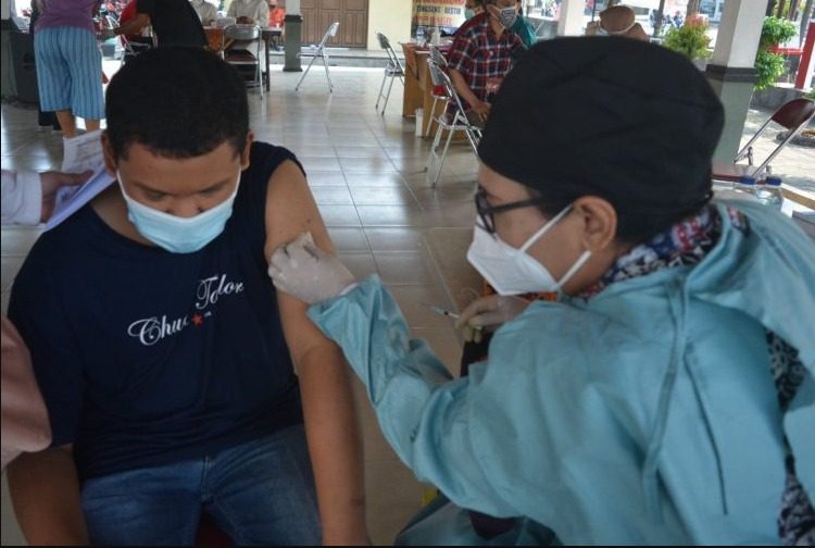 Seorang penyandang disabiliats menerima vaksin Covid-19 dosis pertama, Selasa (10/8/2021) di Taman Sobokartti, Kebonagung, Kecamatan Semarang Timur. FOTO: Dinda Rahmsasari Tunggal Sukma/Lingkar.co