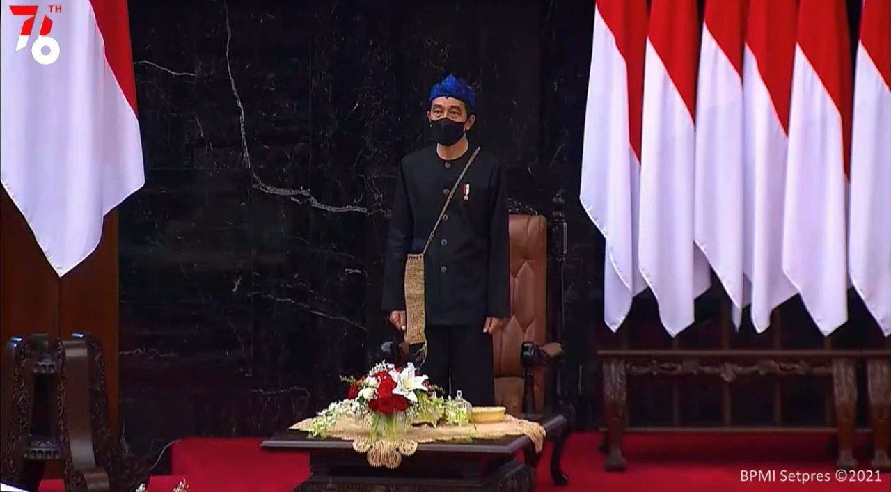 Presiden Joko Widodo pada sidang tahunan MPR, di Gedung Nusantara, MPR/DPR/DPD RI, Jakarta, Senin (16/8/2021). FOTO: Tangkapan layar Youtube Setpres/Lingkar.co