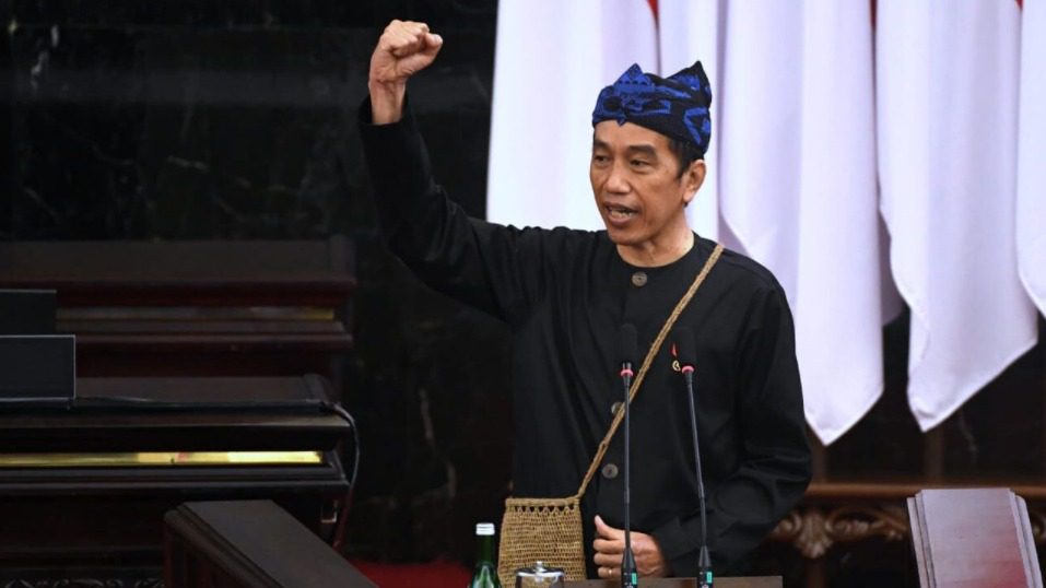Presiden Jokowi, menyampaikan pidato pada Sidang Tahunan MPR RI tahun 2021 di Gedung Nusantara, MPR/DPR/DPD RI, Jakarta, Senin (16/8/2021). FOTO: BPMI Setpres/Lingkar.co