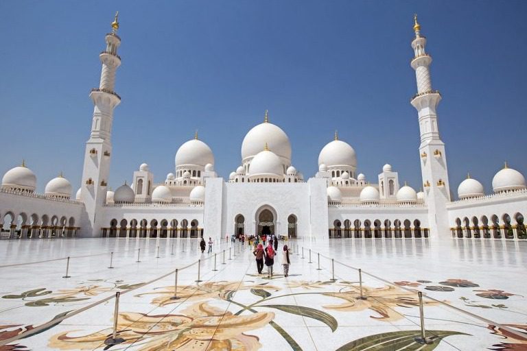 Masjid Agung Sheikh Zayed di Abu Dhabi. FOTO: Istimewa/Lingkar.co