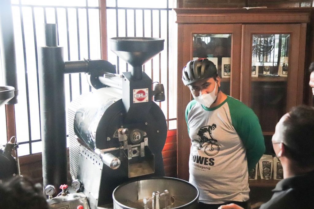 Wakil Gubernur Jawa Tengah, Taj Yasin Maimoen, melihat mesin sangrai kopi di AF Coffee Roestary, di Cetgawen, Parakan, Kabupaten Temanggung, Jateng, Jumat (20/8/2021). FOTO: Tim H2/Lingkar.co