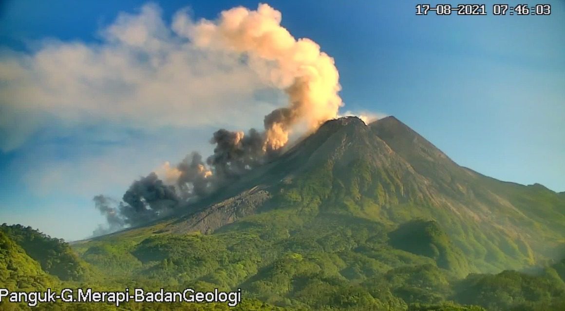Awan panas guguran Gunung Merapi, pada Selasa (17/8/2021). FOTO: Twitter BPPTKG/Lingkar.co