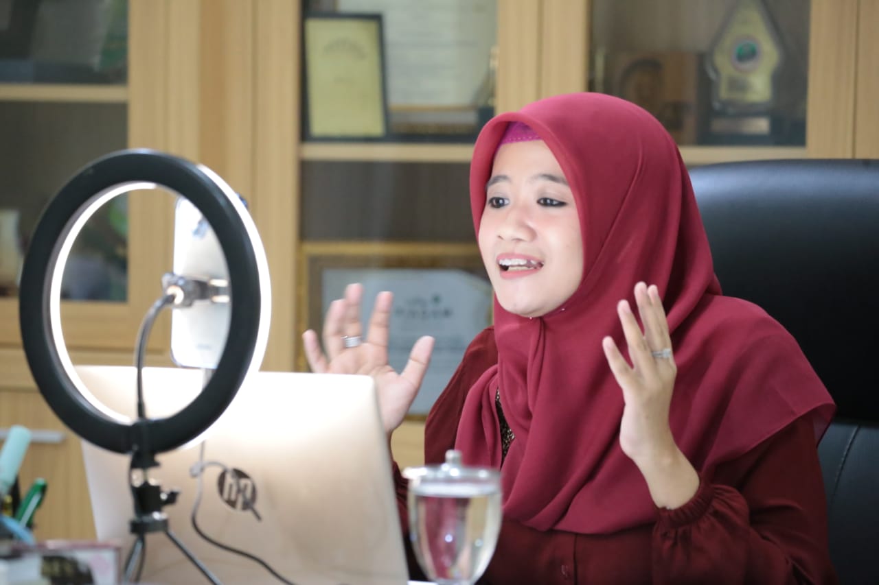 Nawal Nur Arafah, Ketua BKOW Jateng, pada acara live instagram terkait peran perempuan pesantren: Dulu Kini dan Nanti, pada Minggu (22/8/2021) malam. FOTO: Rezanda Akbar D/Lingkar.co