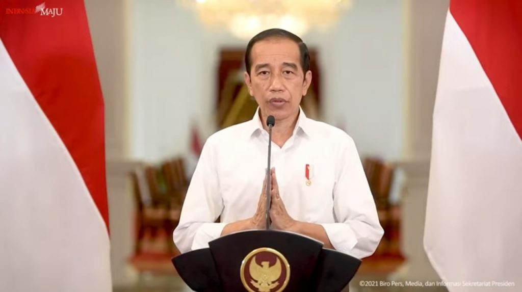 Presiden Joko Widodo (Jokowi) menyampaikan perkembangan PPKM, di Istana Merdeka Jakarta, yang disiarkan langsung kanal YouTube Setpres, Senin (23/8/2021) malam. FOTO: tangkap layar/Lingkar.co
