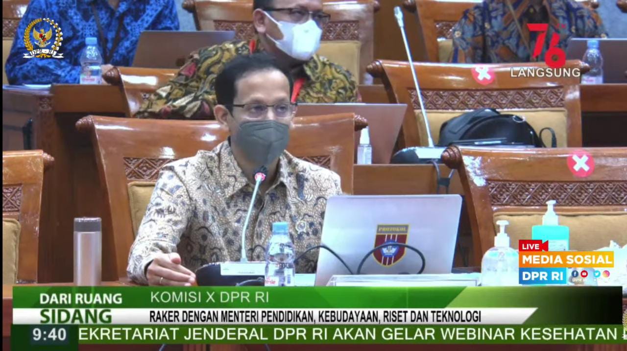 Mendikbudristek Nadiem Makarim, dalam rapat kerja dengan Komisi X DPR RI, Selasa (24/8/2021). FOTO: Tangkap layar Youtube DPR RI/Lingkar.co