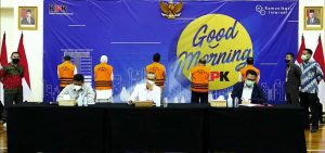 Bupati Probolinggo dan Suami Tersangka Suap Jual Beli Jabatan Kades
