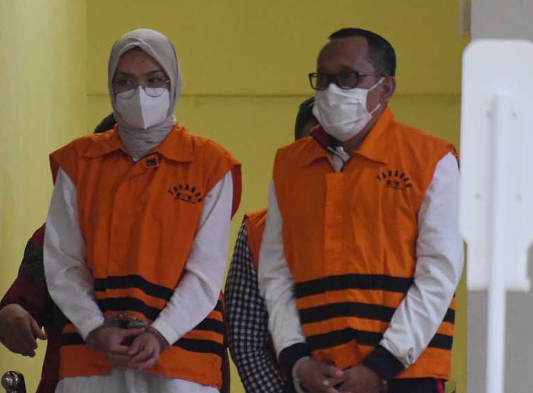 Bupati Probolinggo-Suami Ditahan dalam Kasus Jual Beli Jabatan Kades