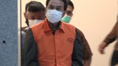 Wakil Ketua DPR, Azis Syamsuddin, mengenakan rompi tahanan KPK berwarna orange, dengan tangan diborgol, usai pemeriksaan, di Gedung KPK, Jumat (24/9/2021) malam. FOTO : Tangkap layar/Lingkar.co
