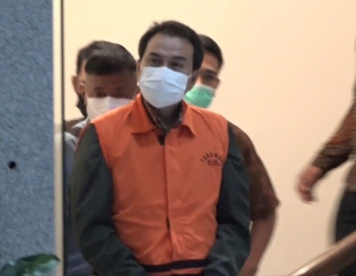 Wakil Ketua DPR, Azis Syamsuddin, mengenakan rompi tahanan KPK berwarna orange, dengan tangan diborgol, usai pemeriksaan, di Gedung KPK, Jumat (24/9/2021) malam. FOTO : Tangkap layar/Lingkar.co
