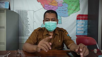 MENJELASKAN: Ali Muhtadi Koordinator Vaksinasi Kabupaten DKK Kudus saat memberikan penjelasan terkait vaksinasi TT/Lingkar.co