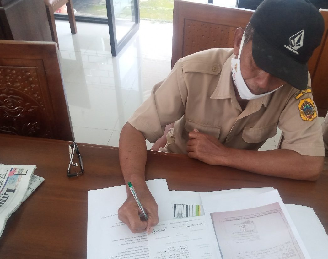 ILUSTRASI: Perangkat Desa Langse, Kecamatan Margorejo sedang mengisi surat pengantar dari desa berdasarkan permintaan warga setempat. (IBNU MUNTAHA/LINGKAR.CO)
