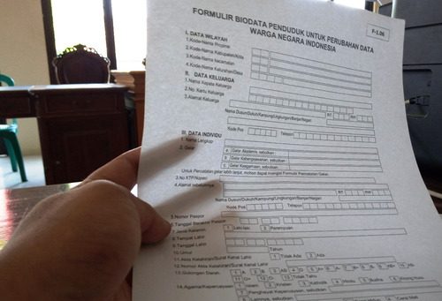ILUSTRASI: Formulir biodata penduduk untuk perubahan data warga negara Indonesia. (IBNU MUNTAHA/LINGKAR.CO)