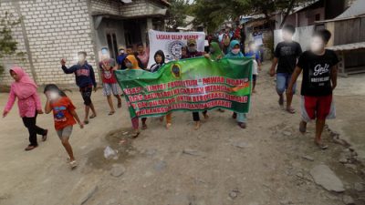 ILUSTRASI: Wargga Kecamatan Batangan, sedang melakukan aksi penolakan adanya tempat karaoke ilegal. (IBNU MUNTAHA/LINGKAR.CO)