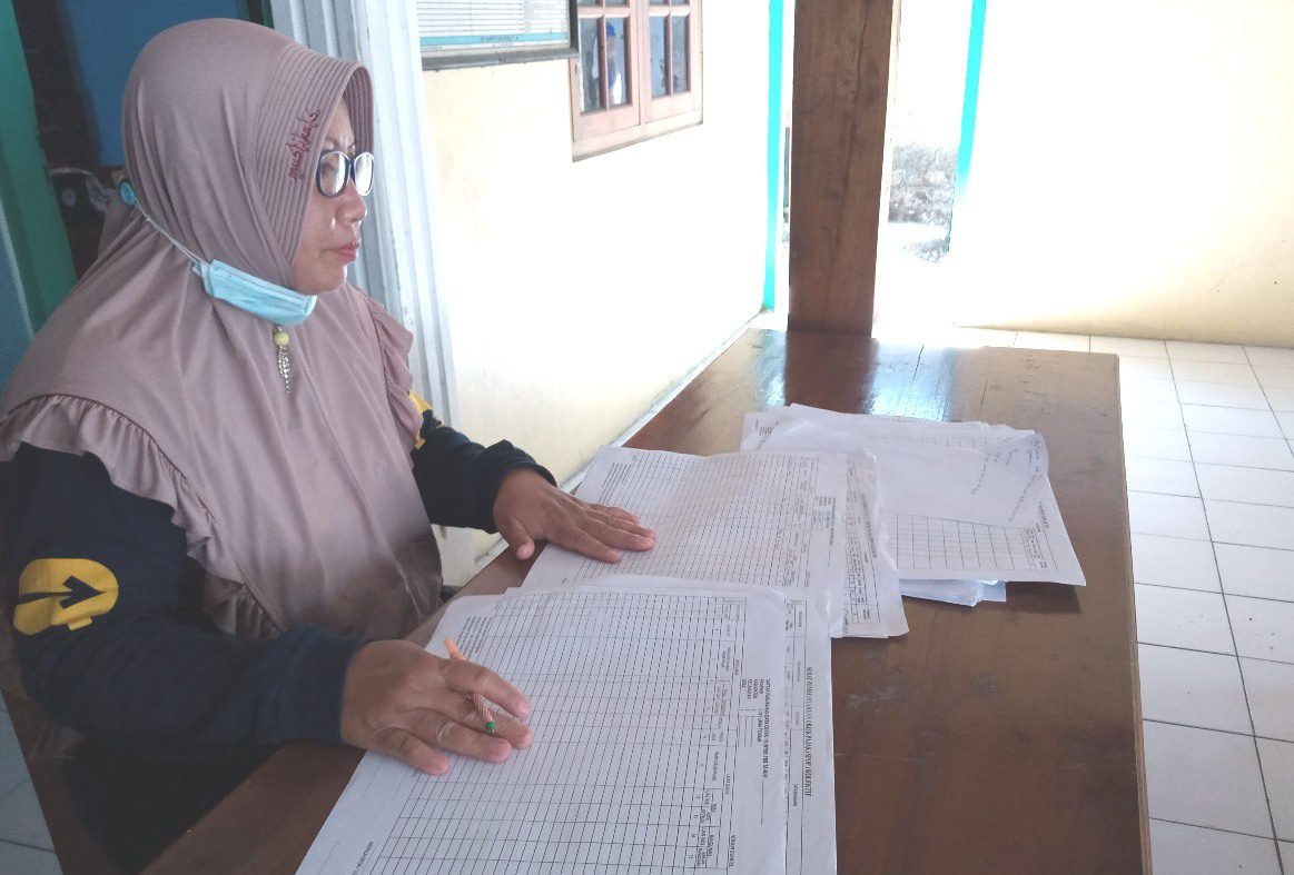 ILUSTRASI: Perangkat Desa Karang, Kecamatan Juwana sedang beraktivitas melakukan pendataan pada kantor kepala desa setempat. (IBNU MUNTAHA/LINGKAR.CO)