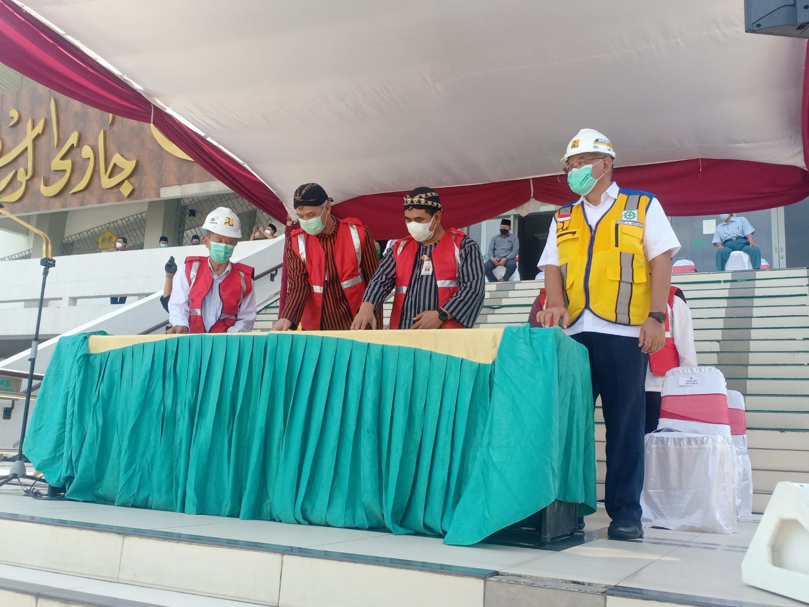 Gubernur Jateng, Ganjar Pranowo, Wagub Jateng, Taj Yasin Maimoen, Ketua MUI Jateng, dan Ditjen Cipta Karya Kementerian PUPR, Didiet Arief Akhdiat, dalam Groundbreaking Ceremonial renovasi Masjid Raya Baiturrahman Semarang, Kamis (2/9/2021). FOTO: Rezanda Akbar D/Lingkar.co