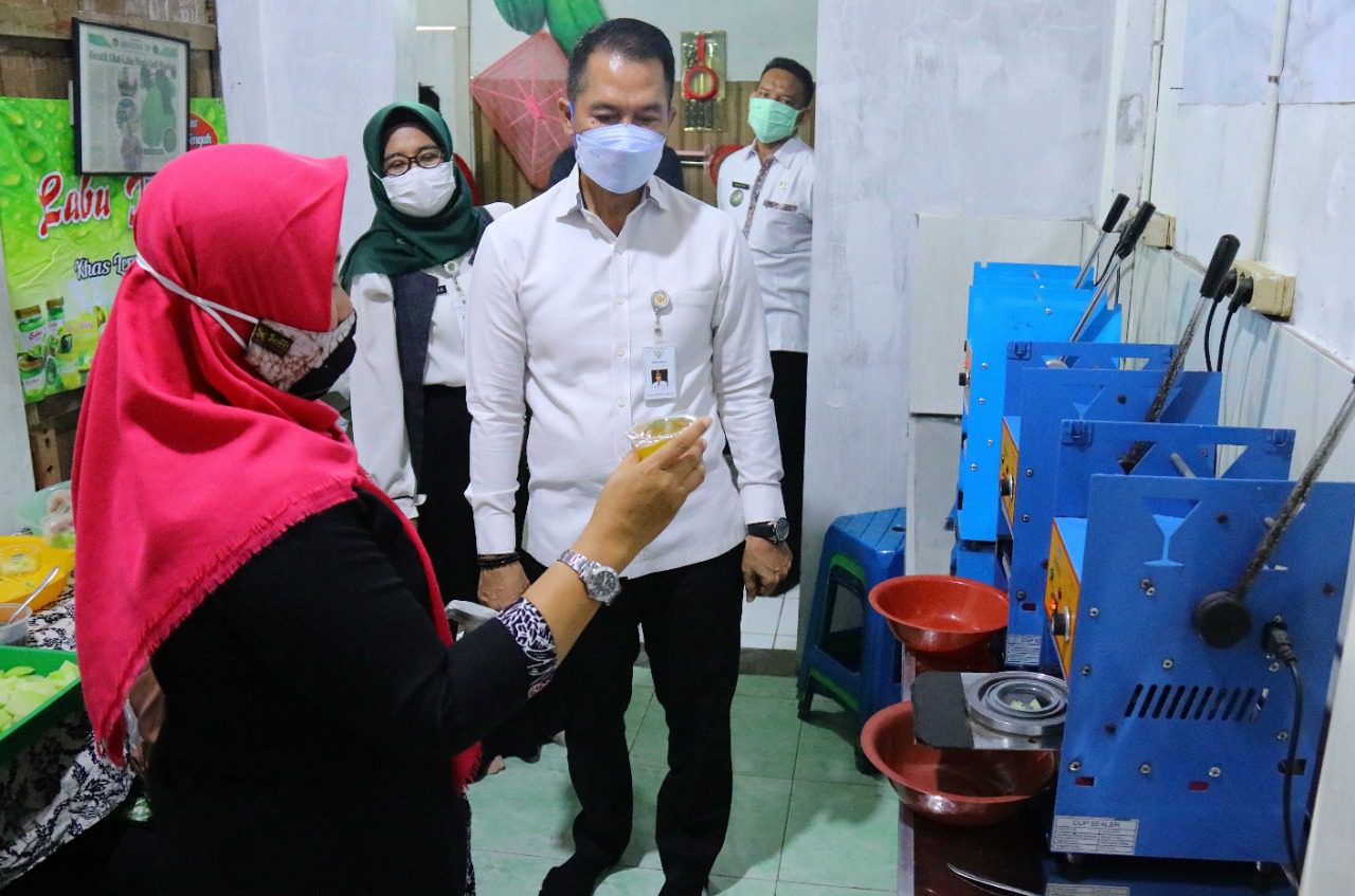 Pelaku UMKM tengah menjelaskan tentang operasional usahanya