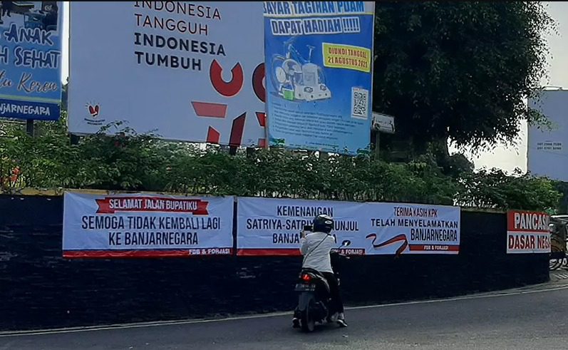 Spanduk-spanduk berisi dukungan dan ucapan terima kasih kepada KPK, seusai penetapan status tersangka terhadap Bupati Banjarnegara, Budhi Sarwono. Spanduk terpasang pada sekitaran Alun-Alun Banjarnegara, Sabtu (4/9/2021). FOTO: ANTARA/Lingkar.co