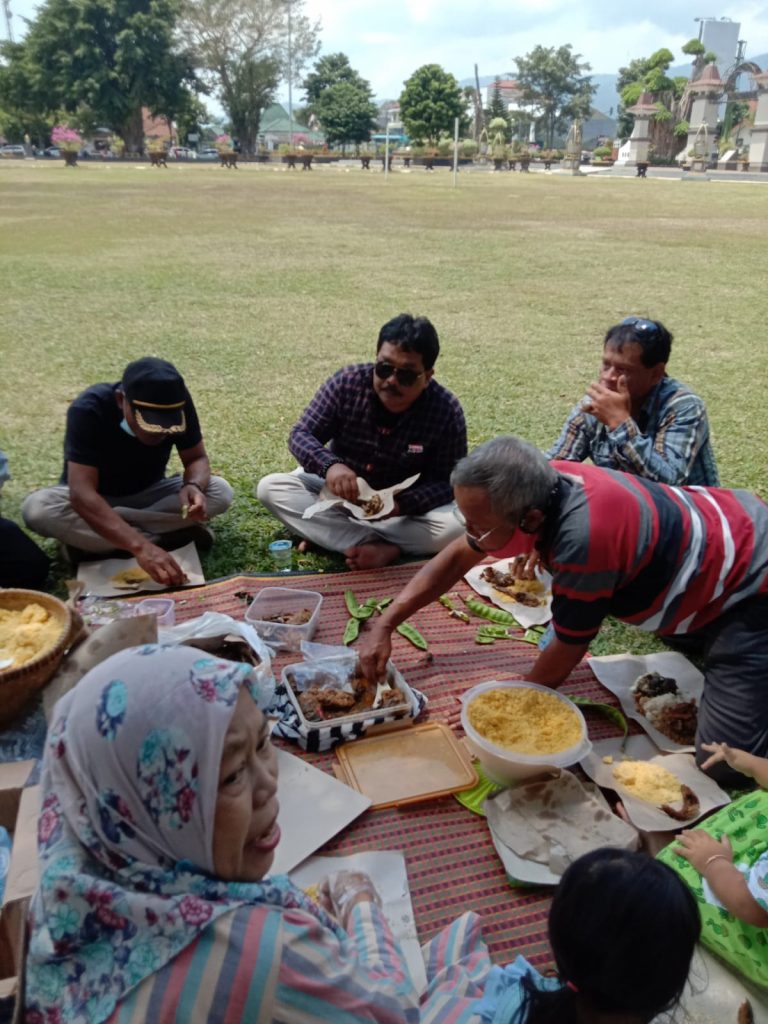Suasana makan bersama di alun-alun Banjarnegara pascapenangkapan Bupati Banjarnegara (6/9/2021)/Gus Chamzah