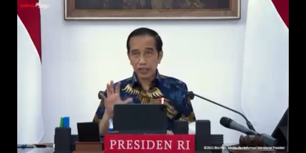 Presiden Joko Widodo (Jokowi), memberikan arahan dalam Rapat Terbatas evaluasi PPKM bersama jajarannya melalui konferensi video dari Istana Merdeka, Senin (6/9/2021) malam. FOTO: Tangkap layar Youtube Serpres/Lingkar.co