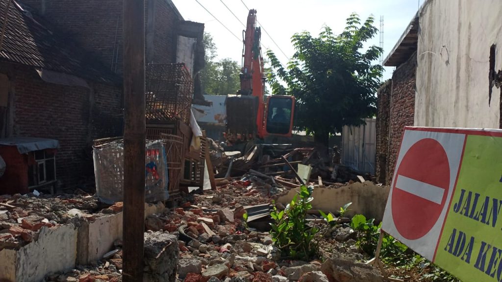 Salah satu rumah yang dibongkar Satpol PP kota Semarang di Ngemplak, Simongan. FOTO: Danang Diska Atmaja/Lingkar.co