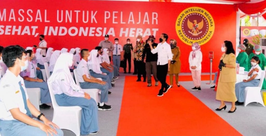 Presiden Jokowi, meninjau kegiatan vaksinasi bagi pelajar SMA sederajat se-Kabupaten Sukoharjo, di SMA Negeri 1 Kartasura, Kabupaten Sukoharjo, Jateng, Senin, 13 September 2021. FOTO: BPMI Setpres/Lingkar.co
