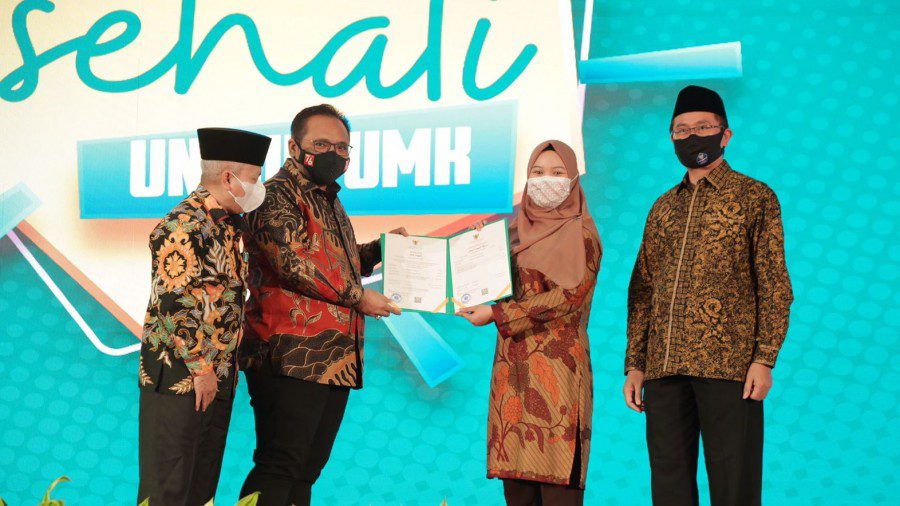 Menag Yaqut Cholil Qoumas, dan Plt Kepala BPJPH Kemenag, Mastuki (paling kanan), dalam peluncuran Program Sertifikasi Halal Gratis atau Sehati bagi pelaku UMK, di Aula KHM Rasjidi Gedung Kemenag RI, Jakarta, Rabu (8/9/2021). FOTO: Dok. Kemenag/Lingkar.co