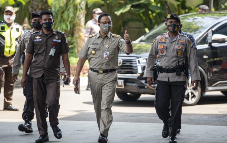 Gubernur DKI Jakarta Anies Baswedan (tengah) berjalan saat tiba di Gedung Merah Putih KPK, Jakarta, Selasa (21/9/2021). FOTO: ANTARA