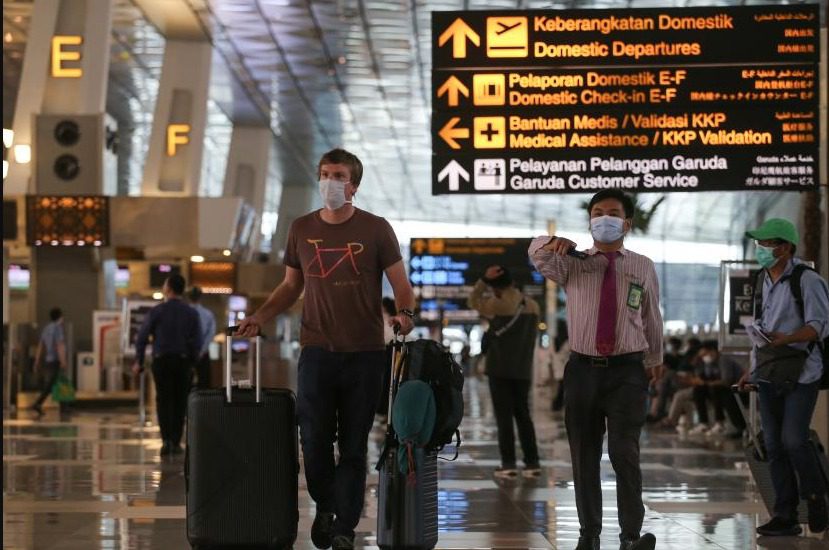ILUSTRASI- Seorang WNA di Terminal 3 Bandara Internasional Soekarno-Hatta, Tangerang, Banten. Pemerintah akan memperketat pintu masuk Negara. FOTO: ANTARA/Lingkar.co