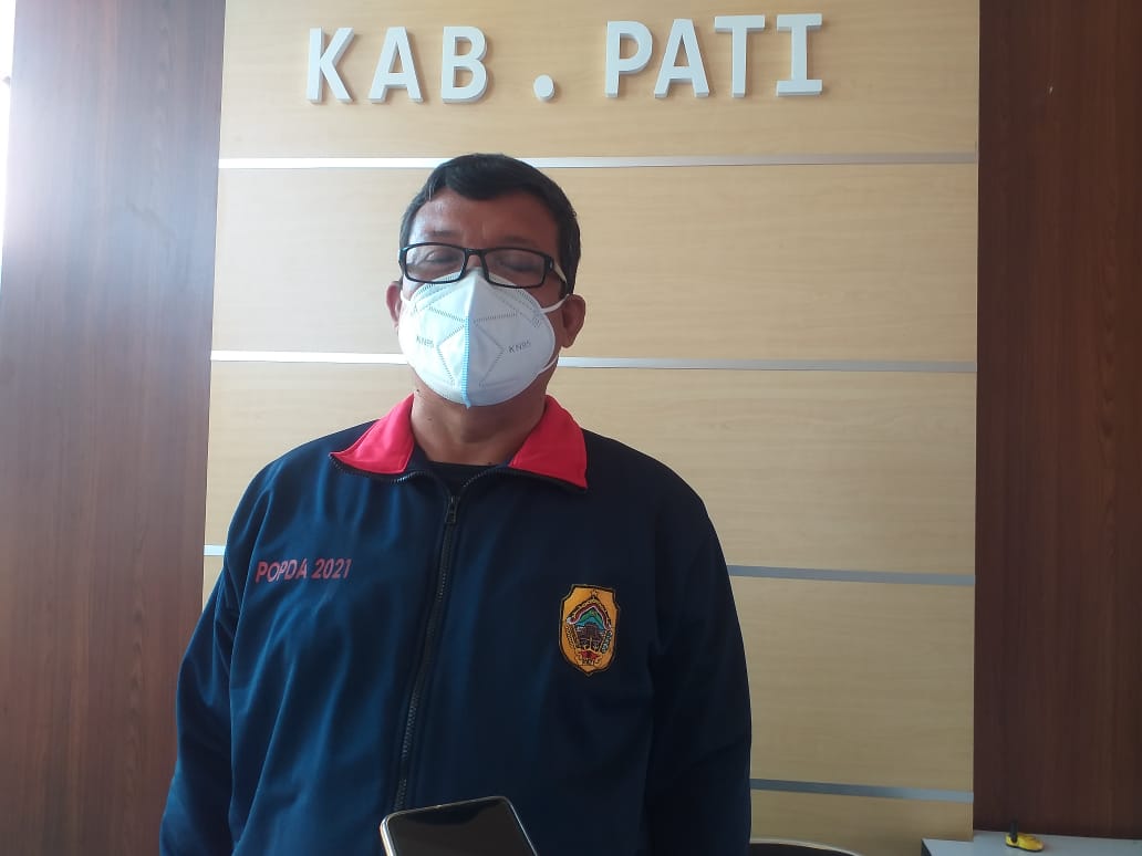 Kardi menjelaskan ke awak media di halaman Dinporapar kabupaten pati. Lingkar.co