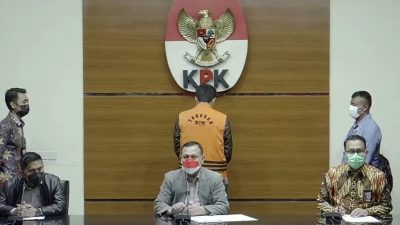 Ketua KPK Firli Bahuri, saat mengumumkan penetapan tersangka kepada Wakil Ketua DPR Ri, Azis Syamsuddin, dalam jumpa pers di Gedung KPK, Sabtu (25/9/2201) dini hari. FOTO: Tangkap layar/Lingkar.co