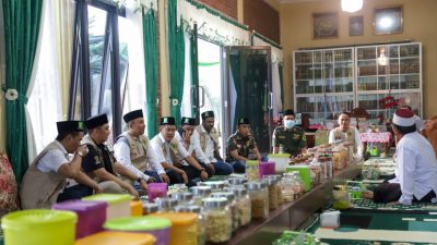 DOK AMK JATENG/ LINGKAR JATENG SILATURAHIM : PN AMK, saat bersilaturahim ke Pengasuh KH.Fadlolan Musyaffa' LC. MA, (16/10).