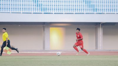 Salah satu pemain dari Persipa Pati berlari dibawah terik matahari. AzizAF/Lingkar.co