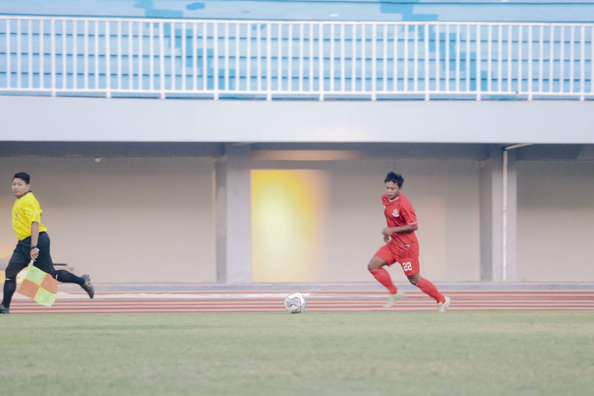 Salah satu pemain dari Persipa Pati berlari dibawah terik matahari. AzizAF/Lingkar.co