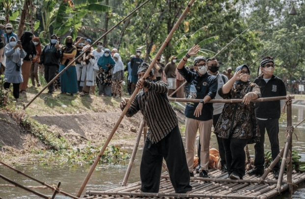 Menparekraf Sandiaga Salahuddin Uno, menyambangi Desa Wisata Sangiran yang terletak di Desa Krikilan, Kabupaten Sragen, Jawa Tengah, Sabtu (9/10/2021). FOTO: Biro Komunikasi Kemenparekraf/Lingkar.co