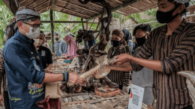 Menparekraf Sandiaga Salahuddin Uno, saat memngunjungi Desa Desa Wisata Sangiran, di Desa Krikilan, Kabupaten Sragen, Jateng, Sabtu (9/10/2021). FOTO: Biro Komunikasi Kemenparekraf/Lingkar.co